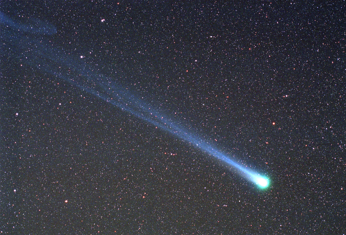 Kometa Hiyakutake proletaet okolo Zemli