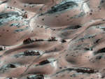 Каскады из темного песка на Марсе