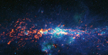 Область   
галактического центра и Sgr B2. Изображение получено наложением   
субмиллиметровых данных (красный цвет) и инфракрасных (синий и   
зеленый). Фото: ESO
