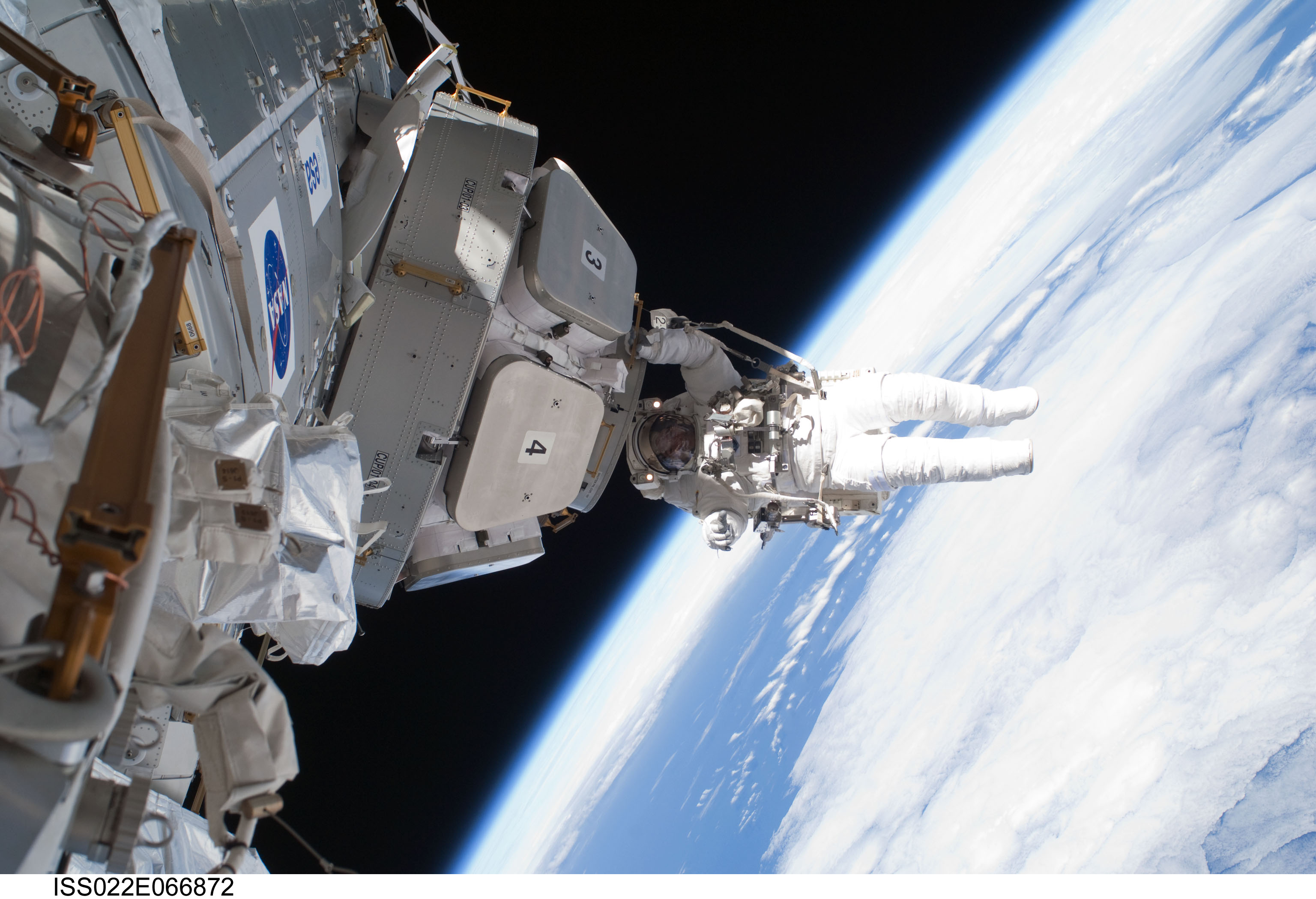 Astronavt ustanavlivaet panoramnoe okno v kosmos