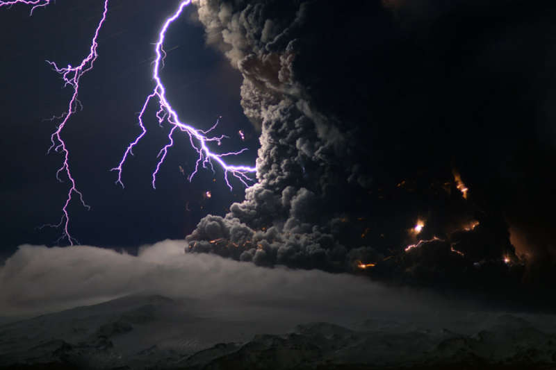 Pepel i molnii nad vulkanom v Islandii