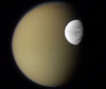 Спутники Сатурна Диона и Титан: вид с "Кассини"