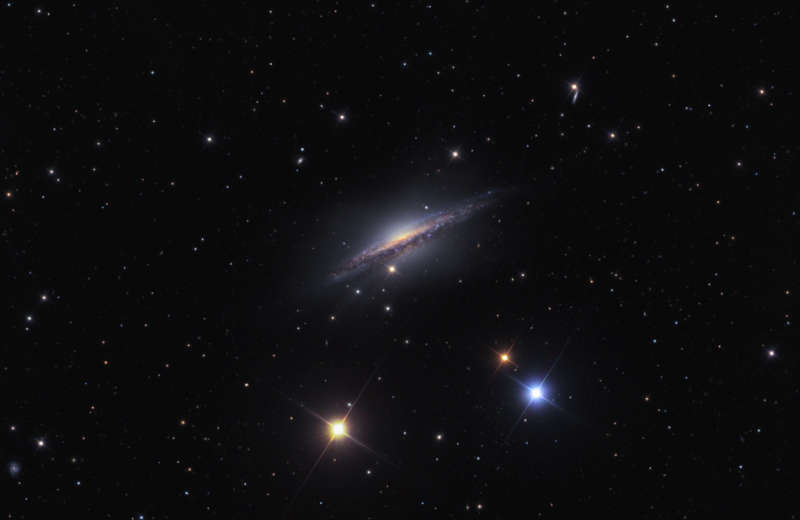 NGC 1055: галактика в прямоугольнике