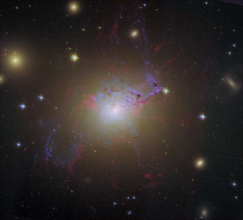 Remiks ot "Habbla": aktivnaya galaktika NGC 1275