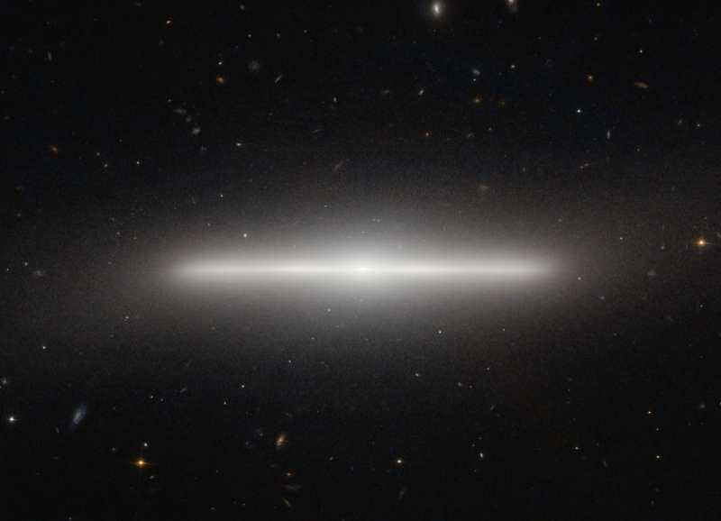 NGC 4452: очень тонкая галактика