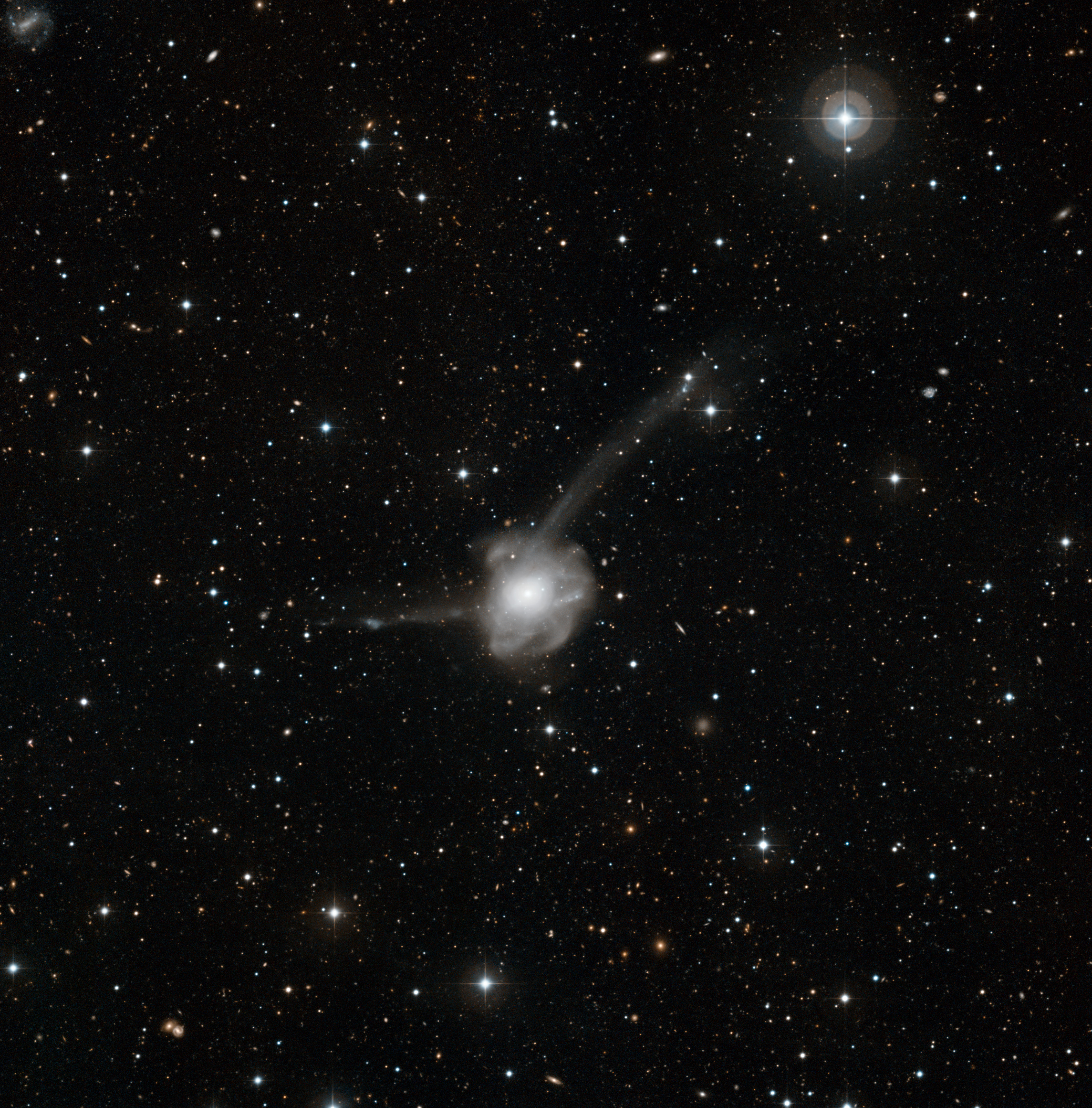 Stalkivayushiesya galaktiki Mirnyi Atom