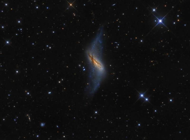 NGC 660: galaktika s polyarnym kol'com