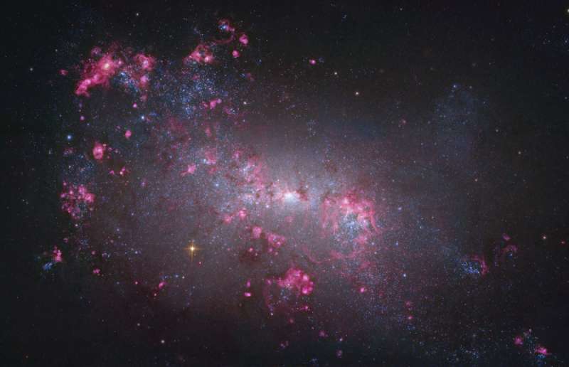 NGC 4449: маленькая галактика крупным планом