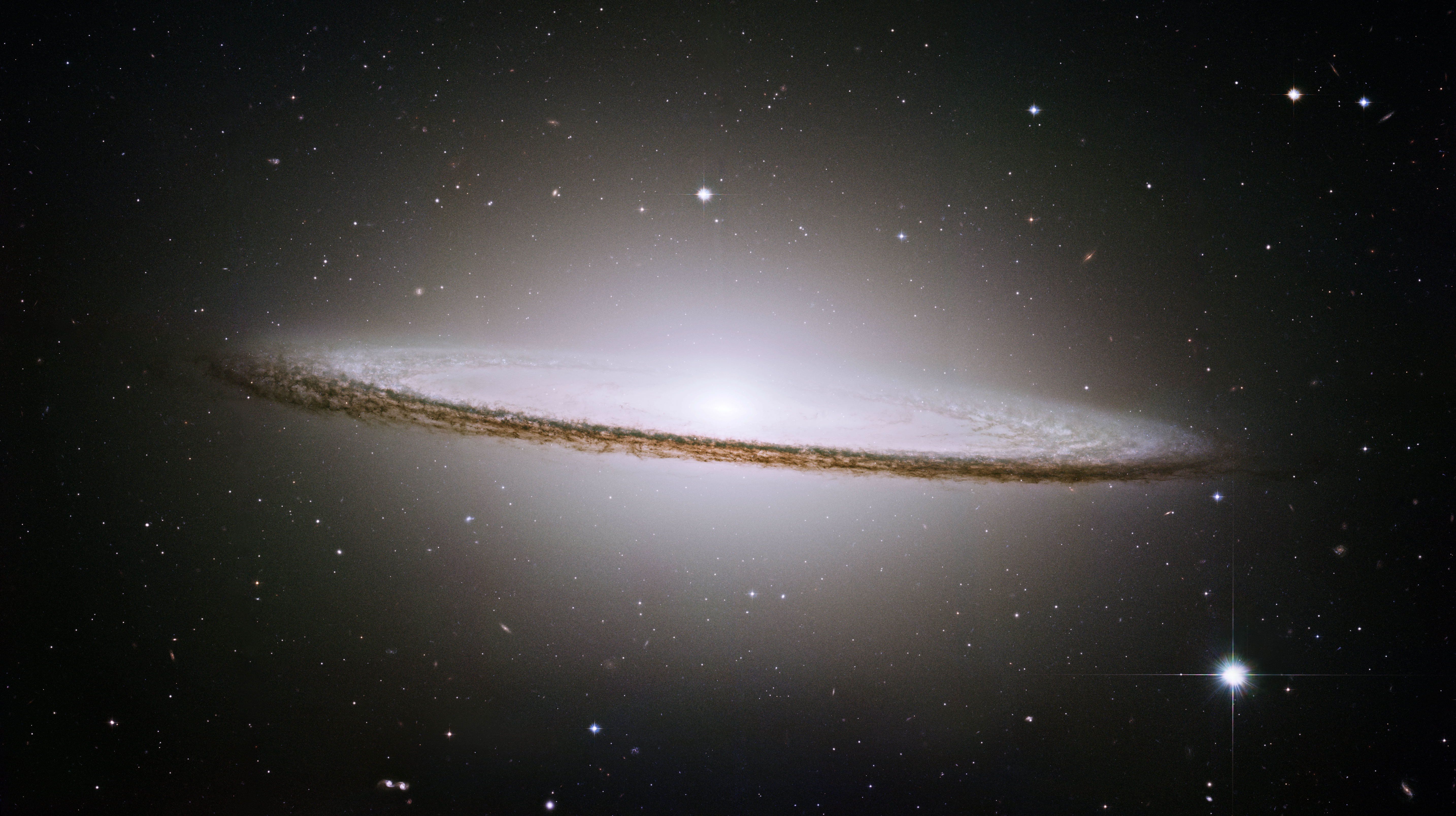Galaktika Sombrero: vid v teleskop im.Habbla