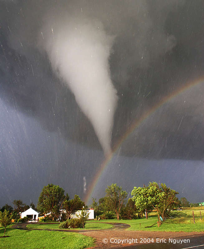 Торнадо и радуга над Канзасом