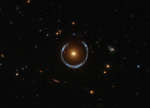 Кольцо Эйнштейна в виде подковы через телескоп имени Хаббла