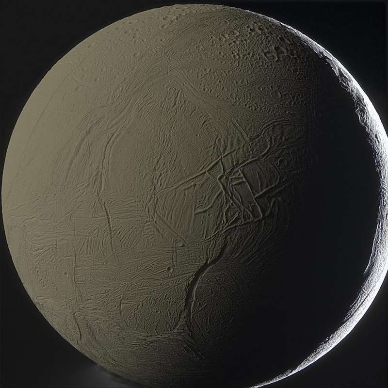 Encelad, podsvechennyi Saturnom