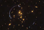 Телескоп Хаббл помог реконструировать изображение линзированной галактики