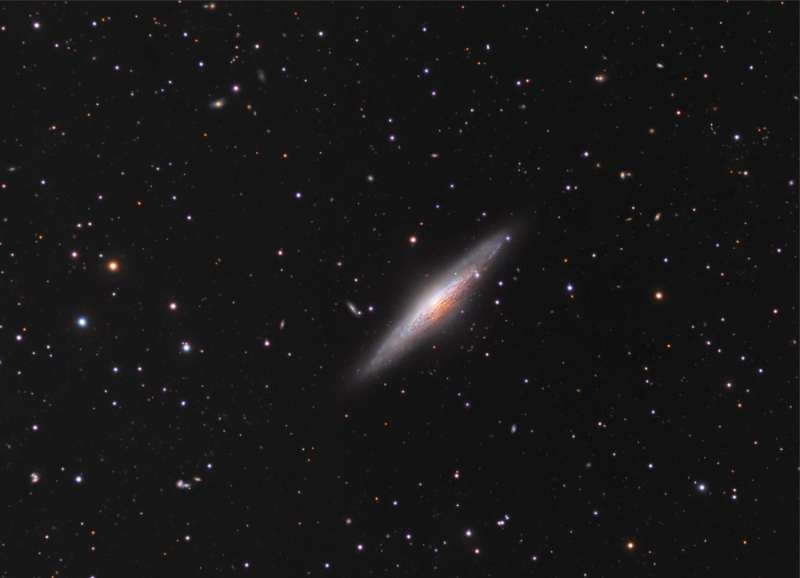 NGC 2683: spiral'naya galaktika, vidimaya s rebra