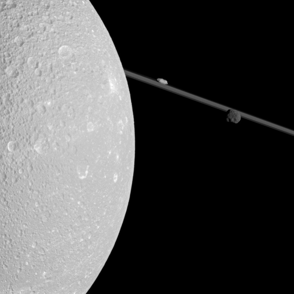 Prolet mimo sputnika Saturna Diony
