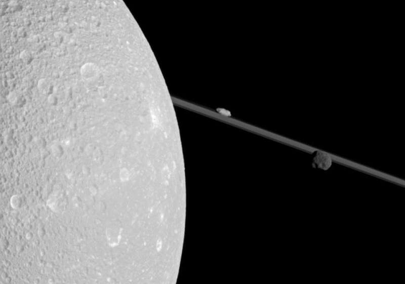 Prolet mimo sputnika Saturna Diony