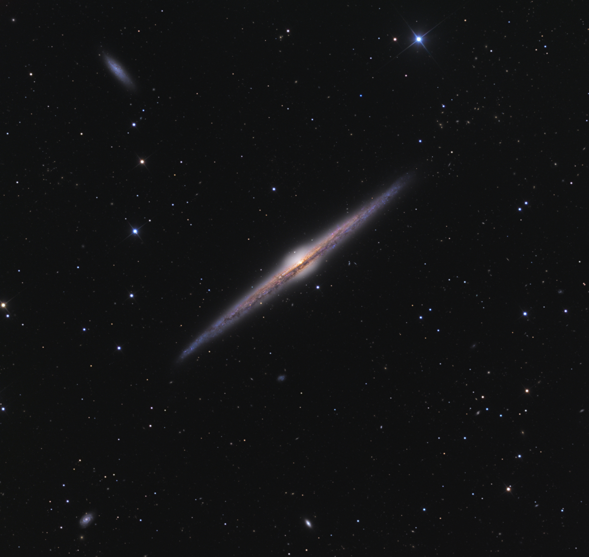 NGC 4565: galaktika na rebre