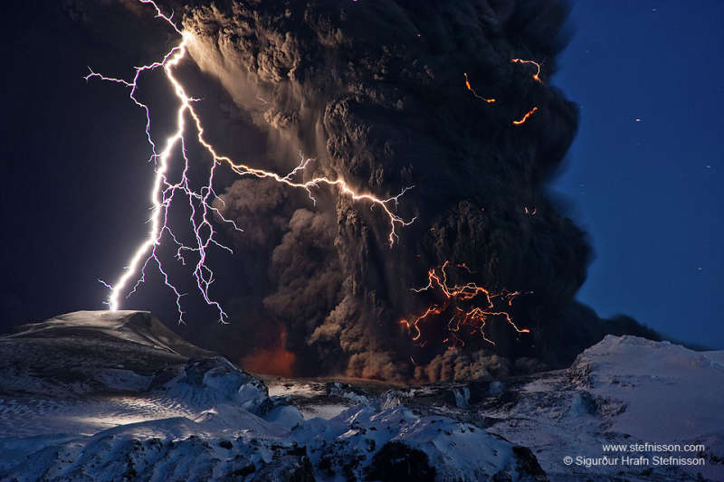 Pepel i molnii nad islandskim vulkanom