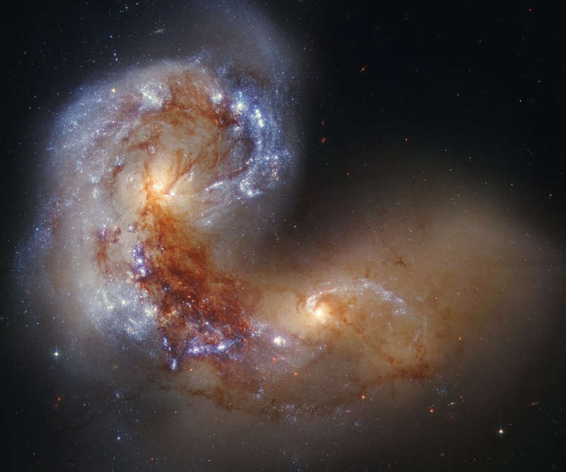 Спиральная галактика NGC 4038 во время столкновения