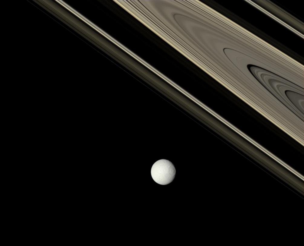 Saturn: yarkaya Tefiya i starye kol'ca