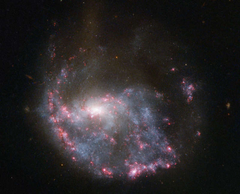 NGC 922: kol'cevaya stolknovitel'naya galaktika