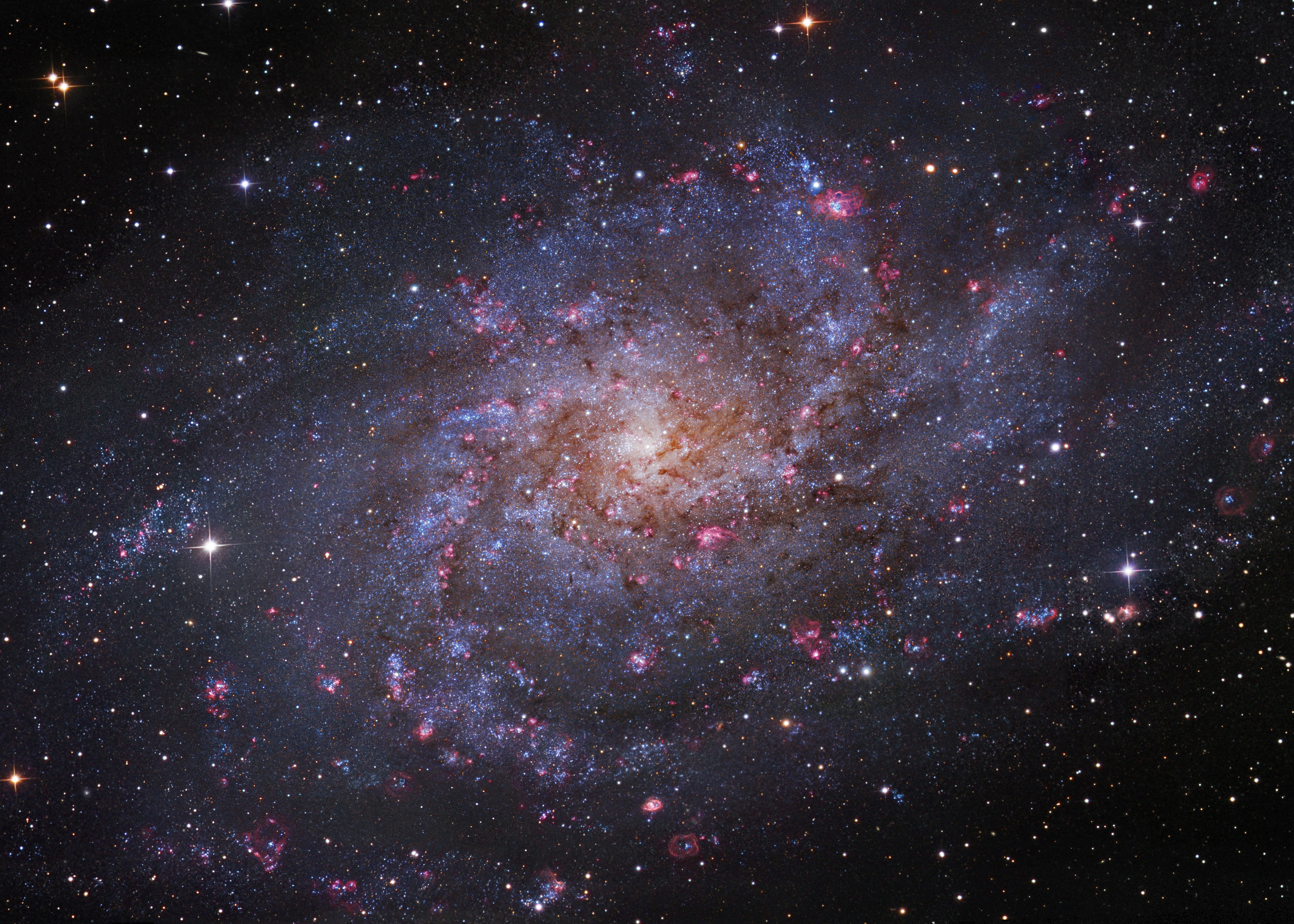 Космос с какой буквы. M33 Галактика. M33 Галактика треугольника. Галактика м33 в созвездии треугольника. Galaxy m33.