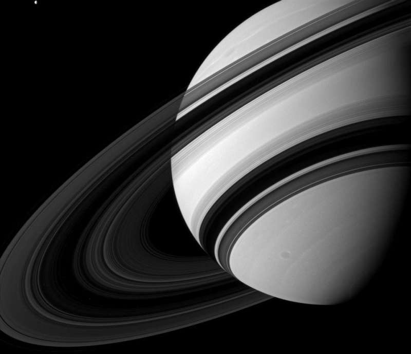 Кольца Сатурна с темной стороны