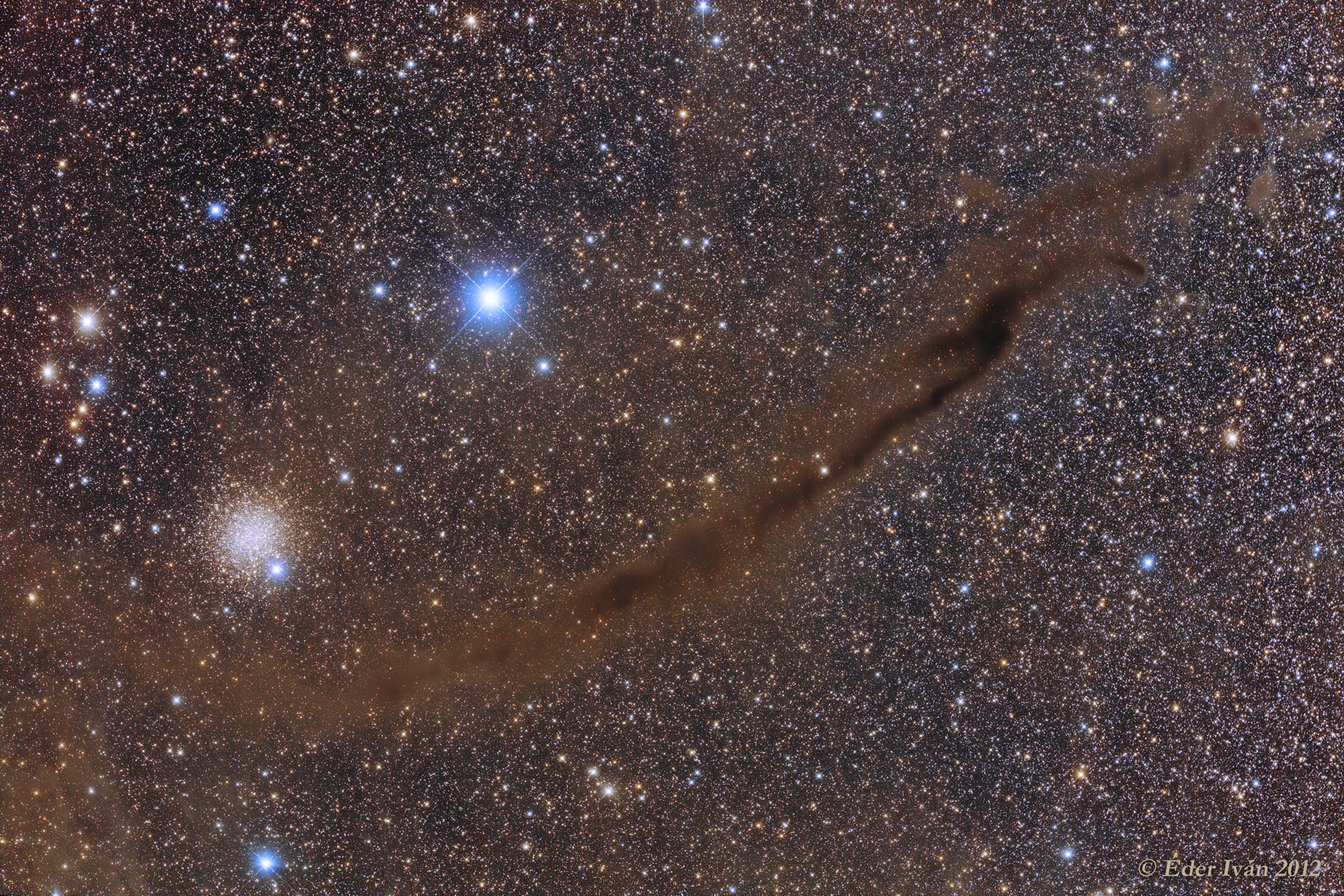 NGC 4372 i tumannost' Temnaya shtuchka