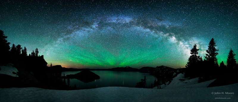 Млечный Путь и свечение неба над Кратерным озером
