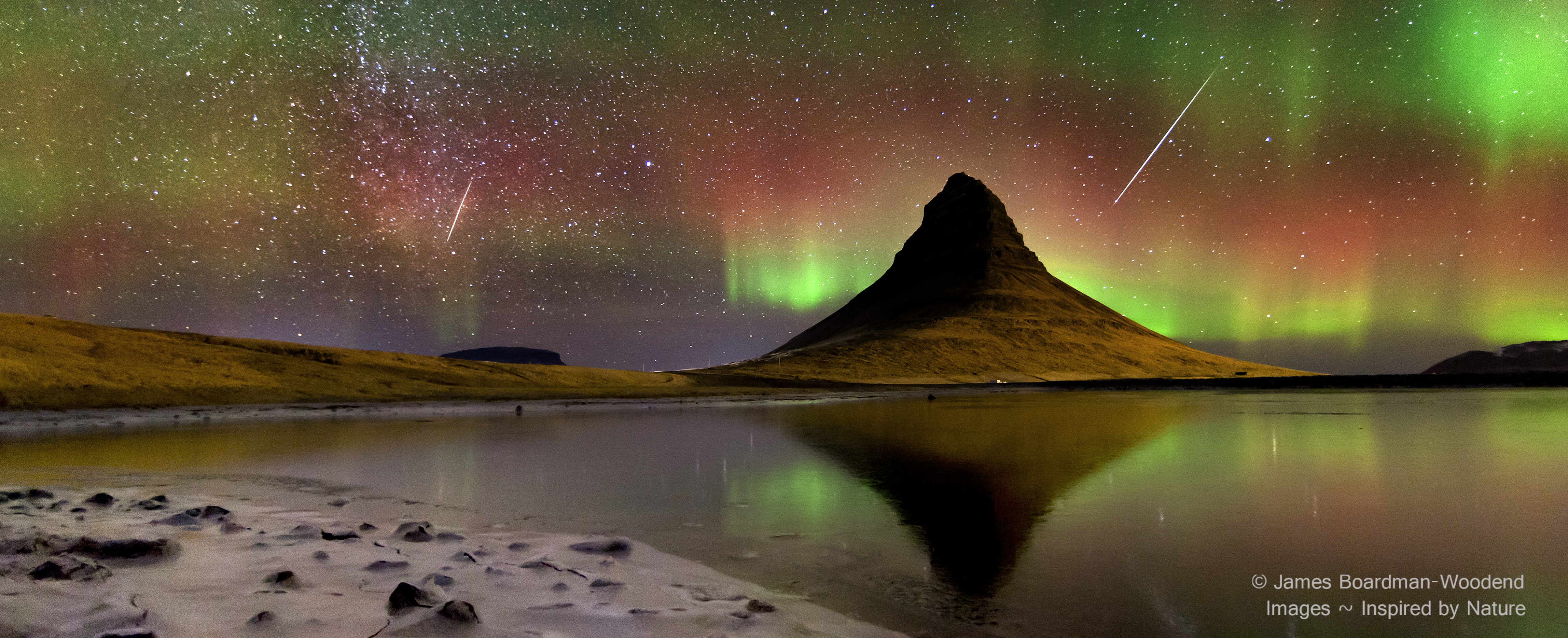 Meteory i polyarnoe siyanie nad Islandiei