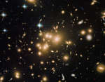 Скопление галактик Эйбелл 1689 преломляет свет