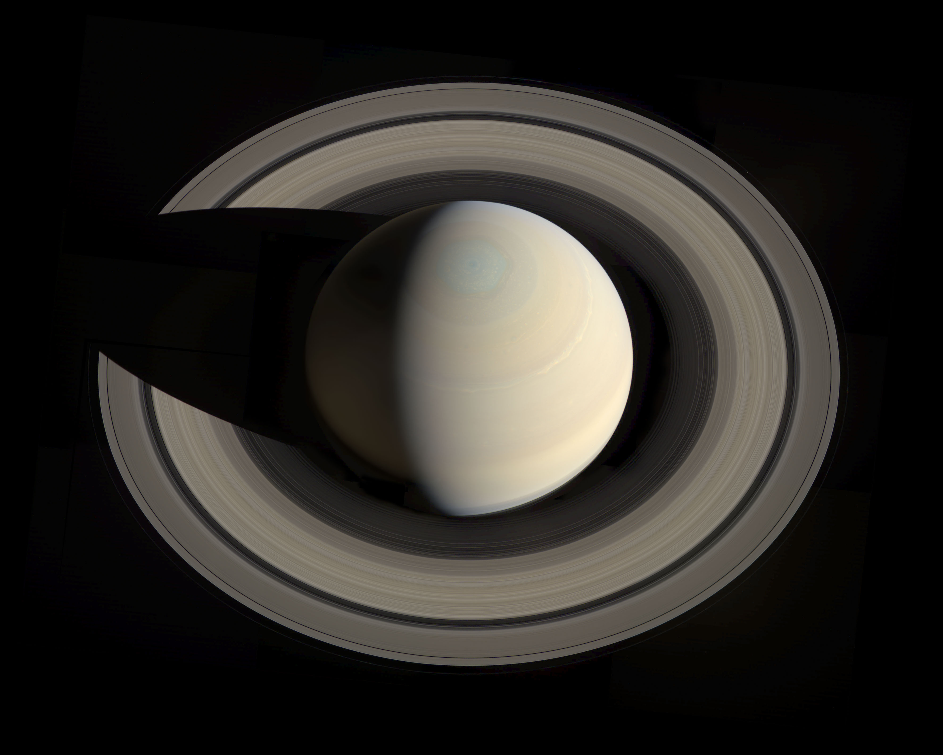 Saturn sverhu