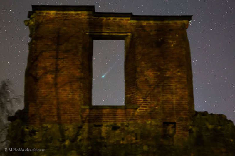 Comet Lovejoy through Morby Castle Ruins