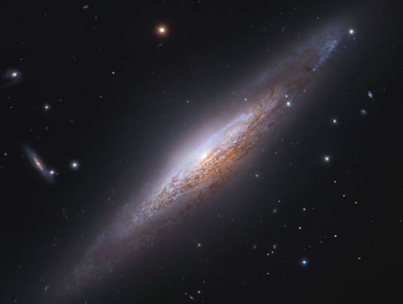 NGC 2683: спиральная галактика, видимая с ребра