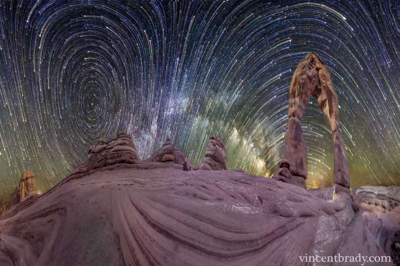 Iskazhennoe nebo: zvezdnye sledy nad Nacional'nym parkom Arches