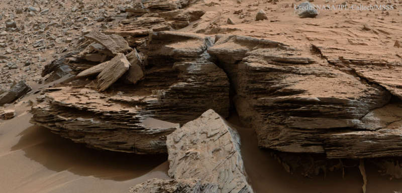Sloistye kamni nedaleko ot Maunt-Sharp na Marse