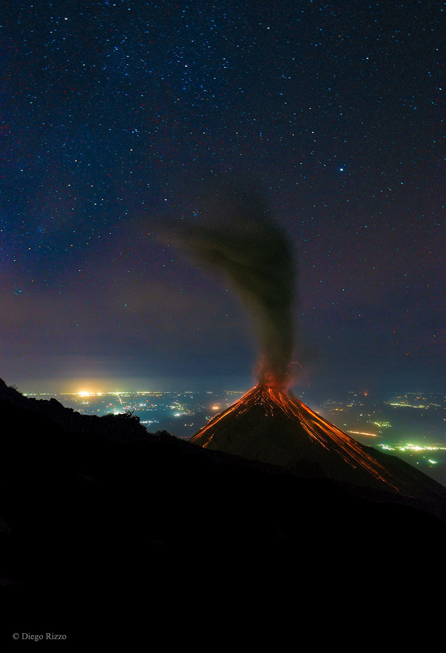 Izverzhenie Ognennogo vulkana pod zvezdnym nebom
