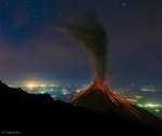 Извержение Огненного вулкана под звездным небом