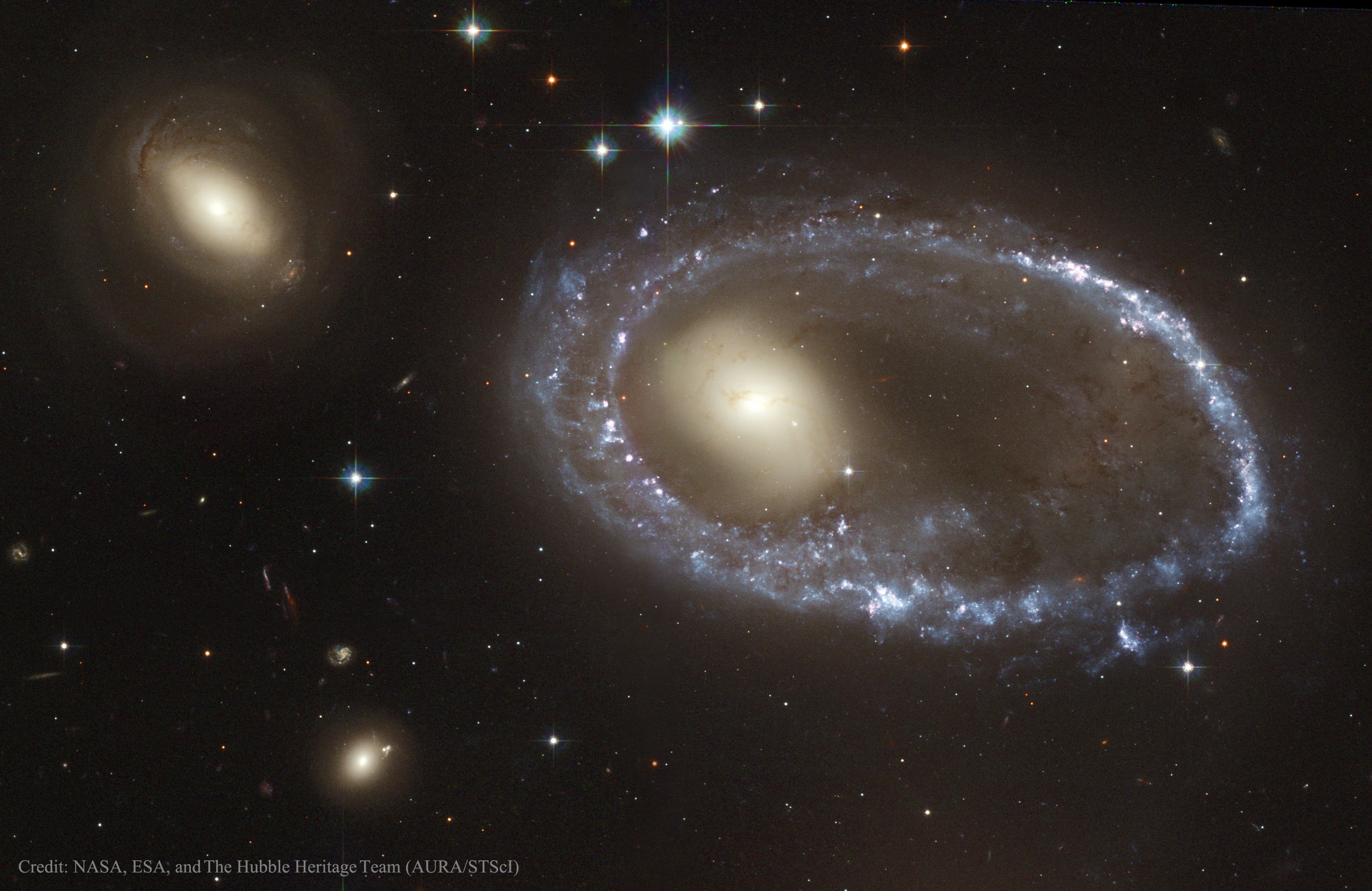 Kol'ceobraznaya galaktika AM 0644-741: vid v teleskop im.Habbla