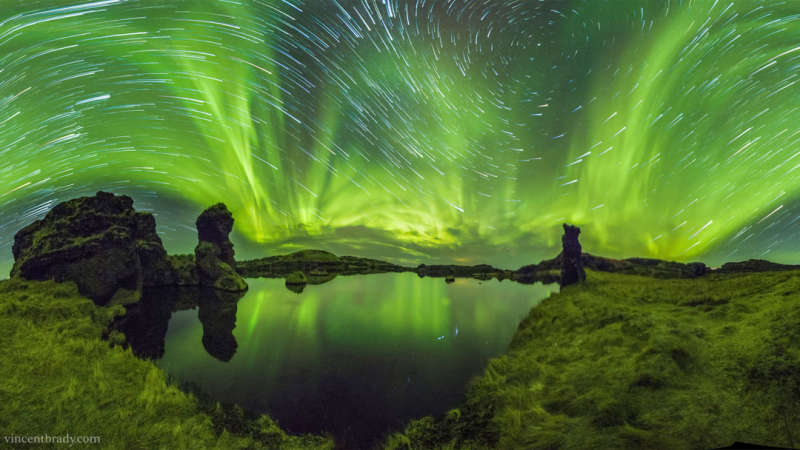 Severnoe siyanie i sledy zvezd nad Islandiei