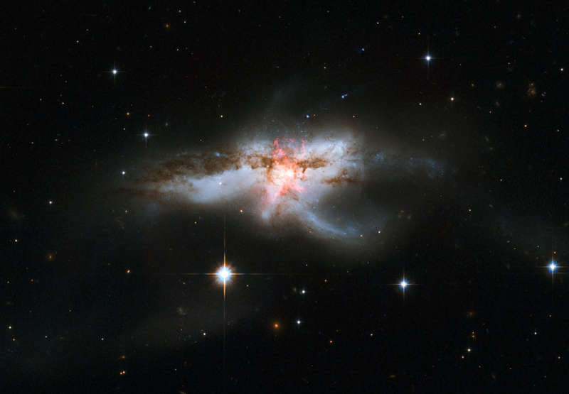 NGC 6240: slivayushiesya galaktiki