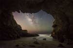 Млечный Путь над морской пещерой в Малибу