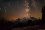 Метеоры и Млечный Путь над вулканом Рейнир