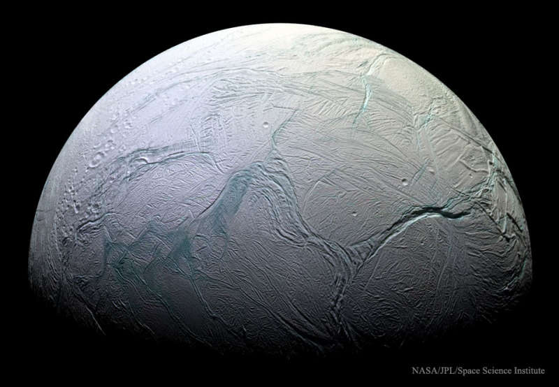 Na sputnike Saturna Encelade vozmozhno sushestvovanie global'nogo okeana