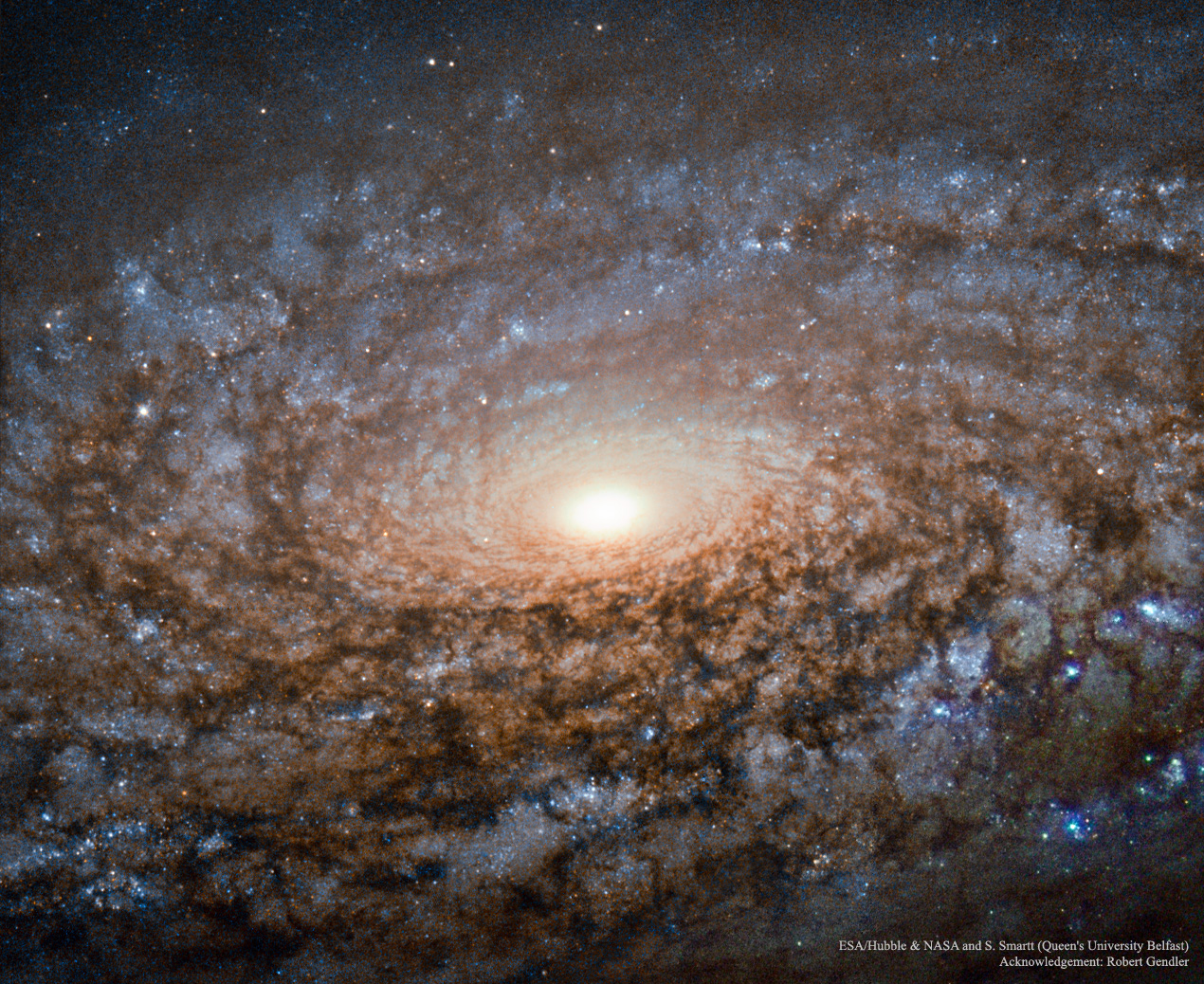 In the Center of Spiral Galaxy NGC 3521