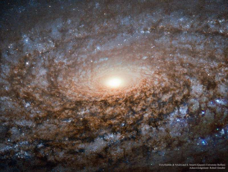 In the Center of Spiral Galaxy NGC 3521