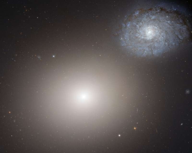 Ellipticheskaya M60 i spiral'naya NGC 4647