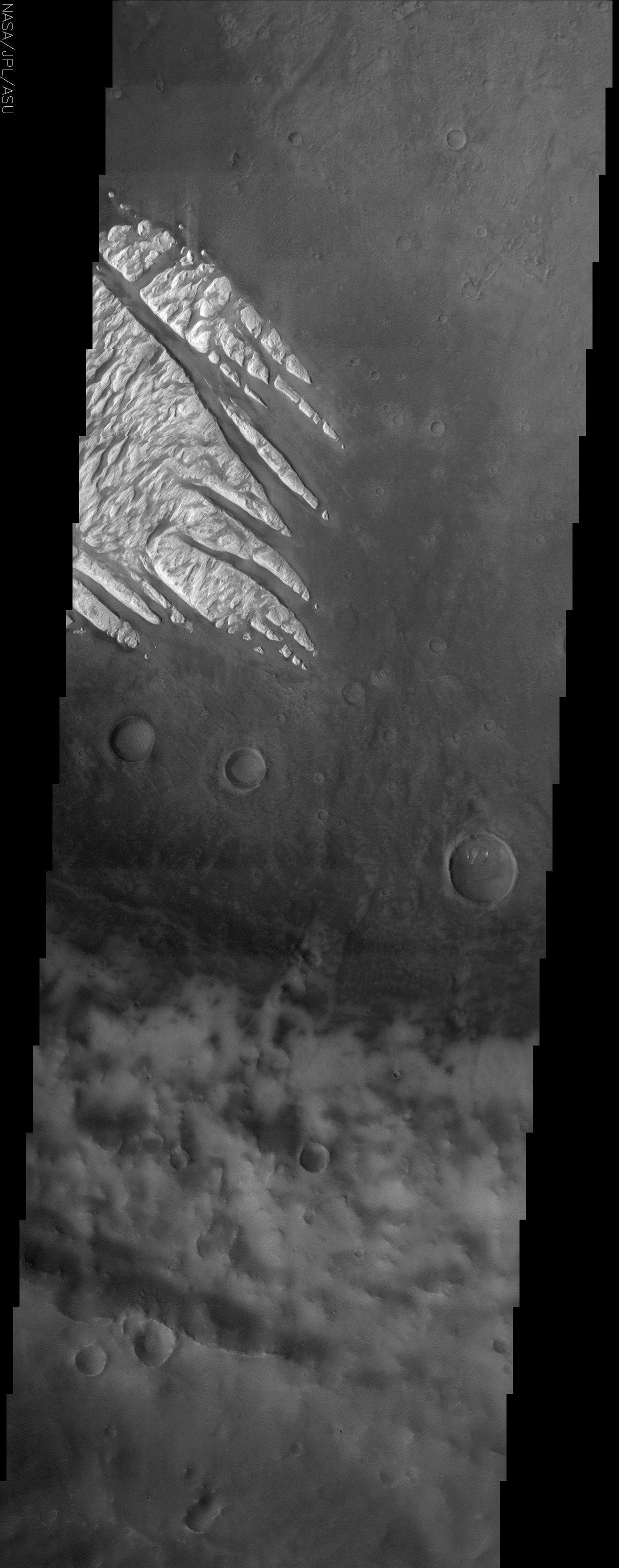 Belye kamennye "pal'cy" na Marse