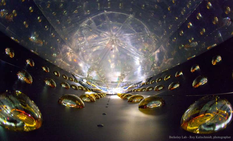 Внутри детектора антинейтрино в Дайя Бэй