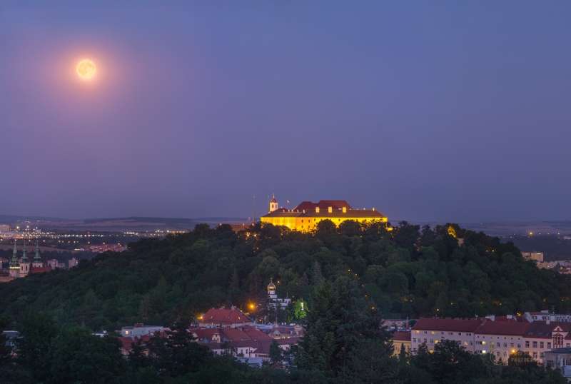Polnaya Luna nad Brno